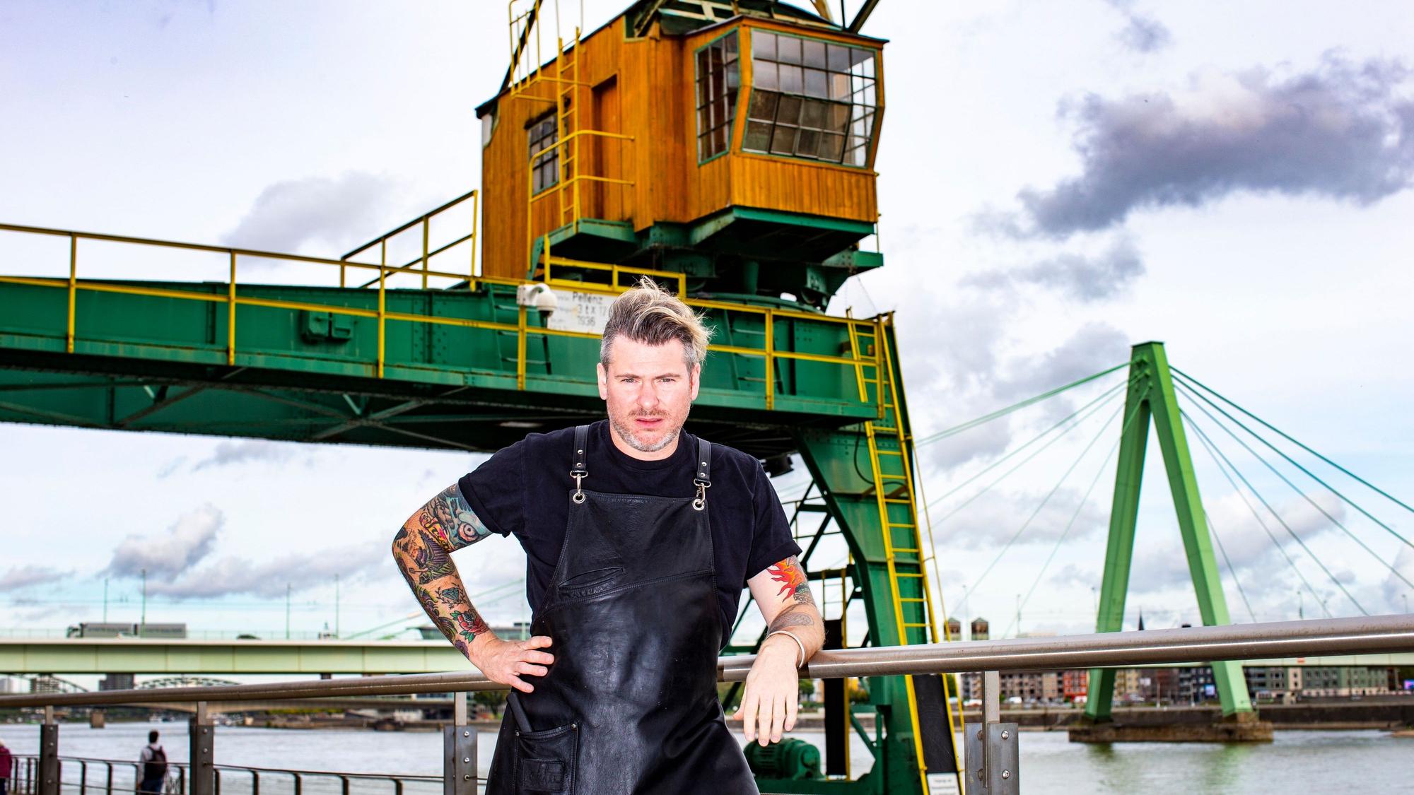 Mix aus Moderne und altem Hafen: Daniel Gottschlich im Rheinauhafen, direkt gegenüber vom „Ox & Klee.