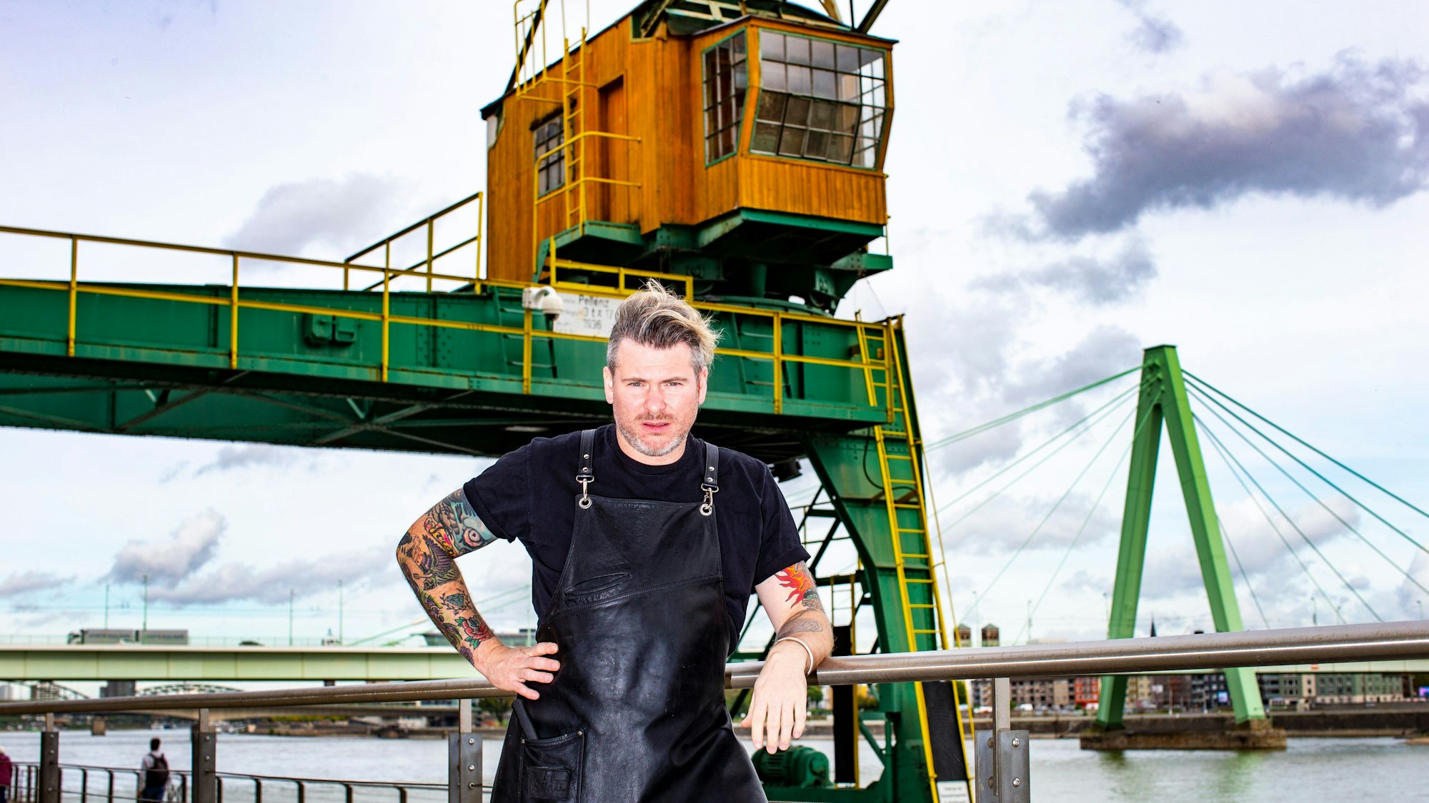 Mix aus Moderne und altem Hafen: Daniel Gottschlich im Rheinauhafen, direkt gegenüber vom „Ox & Klee.