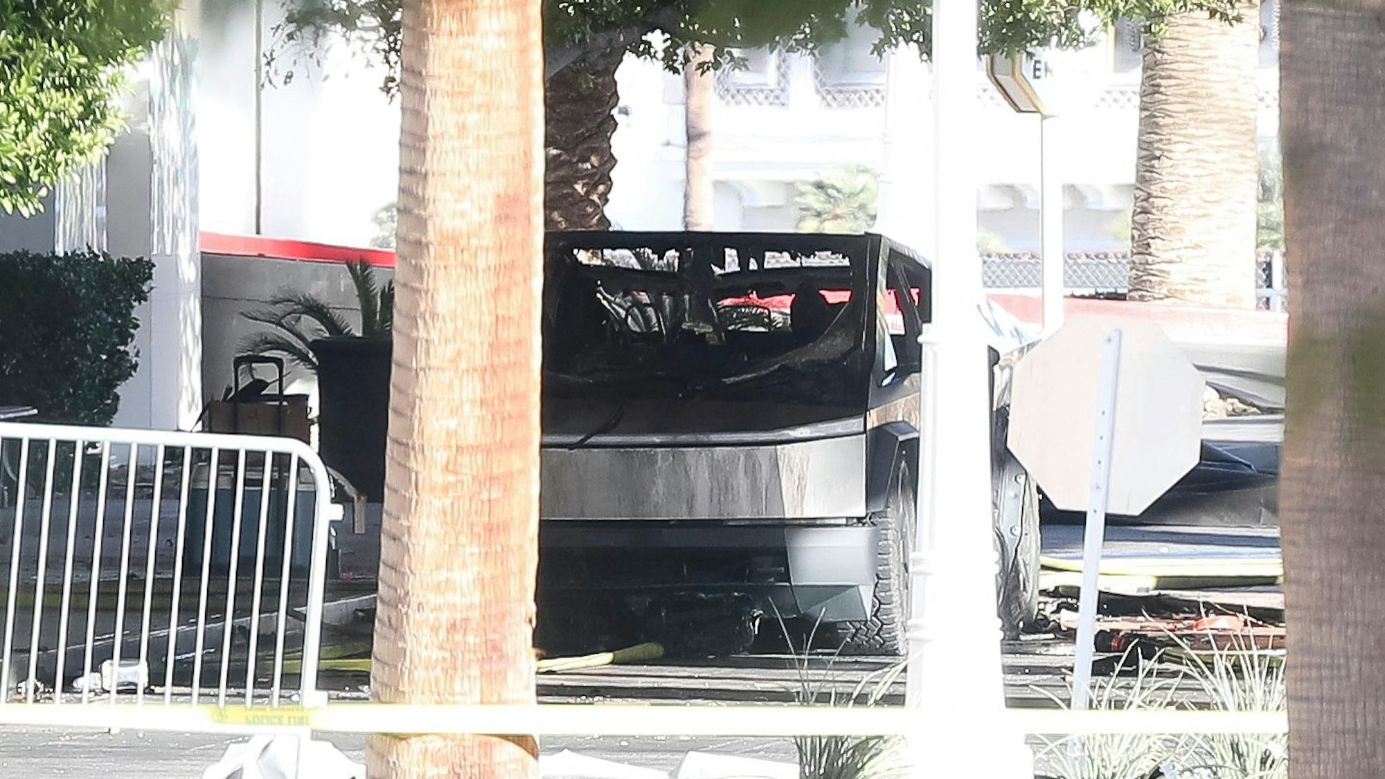 Der ausgebrannte Tesla Cybertruck steht vor dem Trump-Hotel.