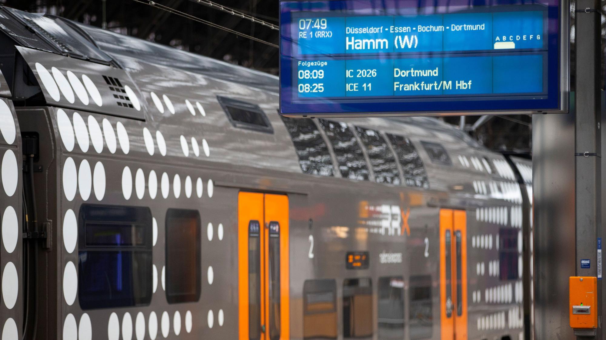 Ein RRX-Zug steht am Bahnsteig im Kölner Hauptbahnhof (Archivbild)