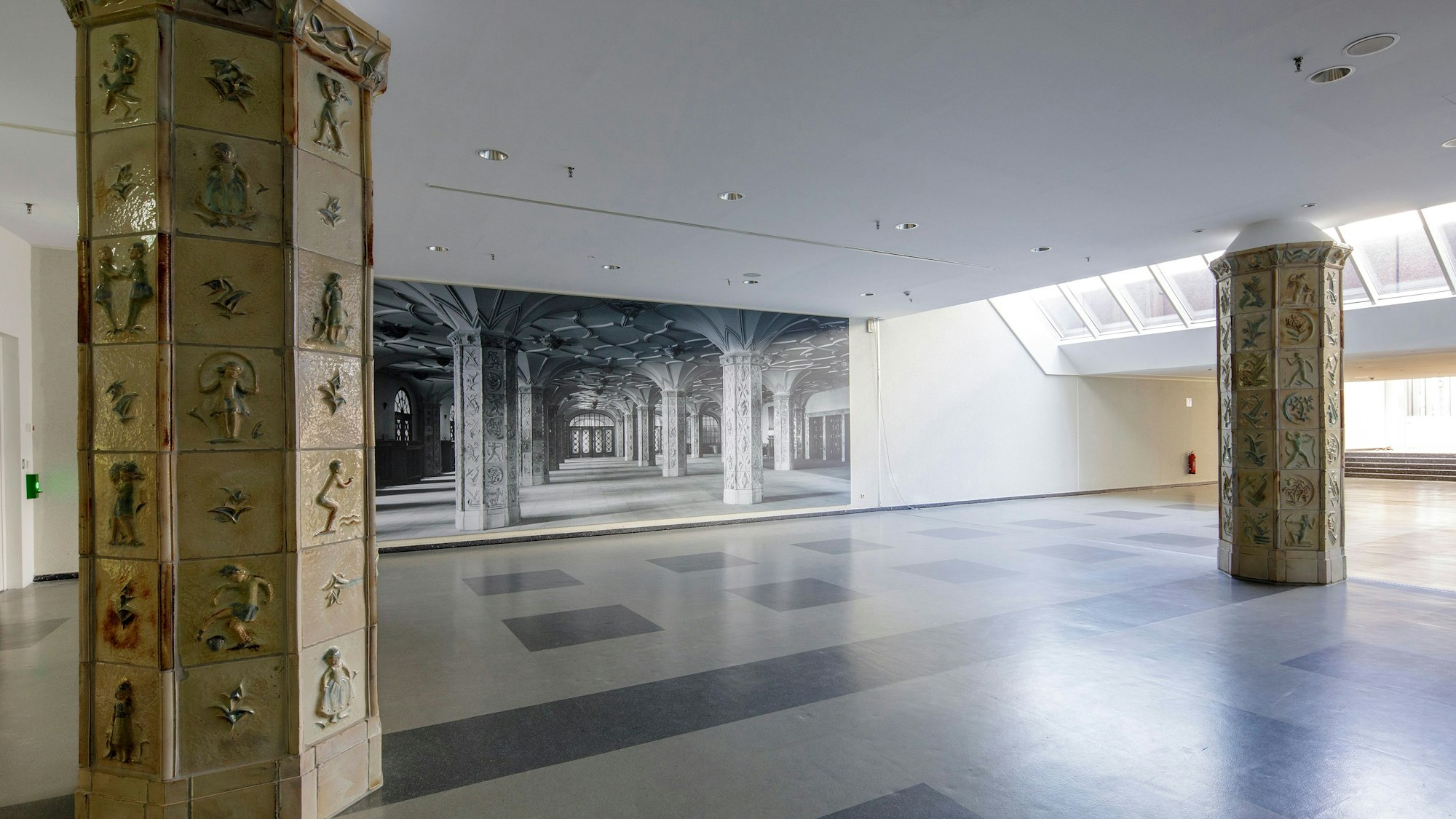 Auf dem Bild sind zwei rekonstruierte Säulen sowie eine vergrößerte SW-Ansicht der alten Wandelhalle zu sehen.