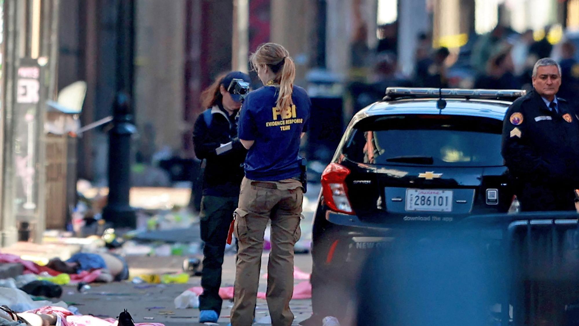 Ermittlerinnen und Ermittler des FBI am Tatort nach der Todesfahrt in New Orleans.