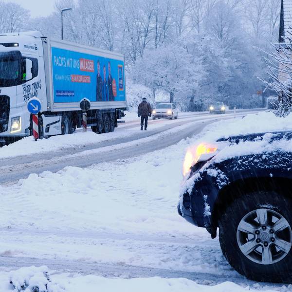 Ein Lastzug steckt auf einer winterlichen Straße in Nettersheim-Zingsheim wegen Eisglätte am Berg fest.