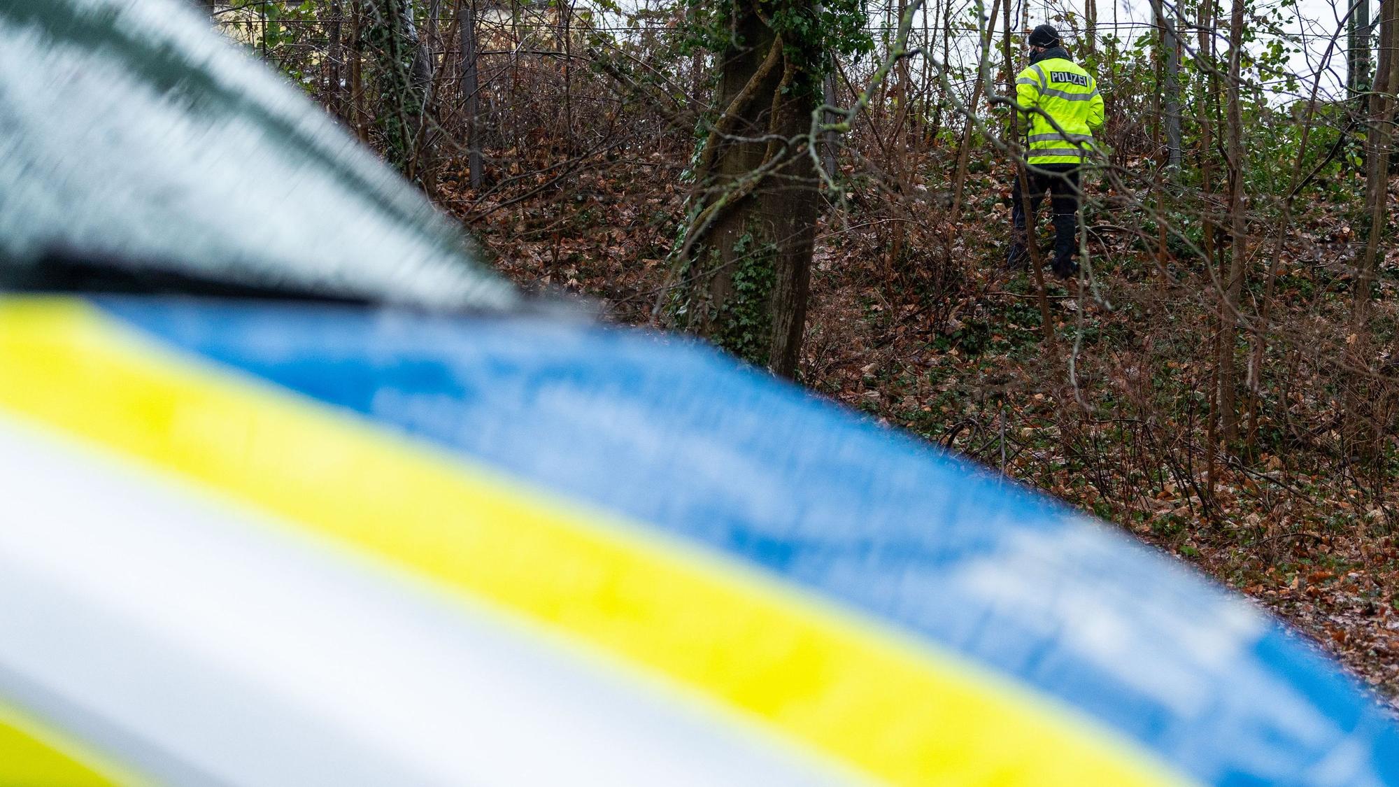 Ein Polizist bei einer Suchaktion in einem Wald. (Symbolfoto)