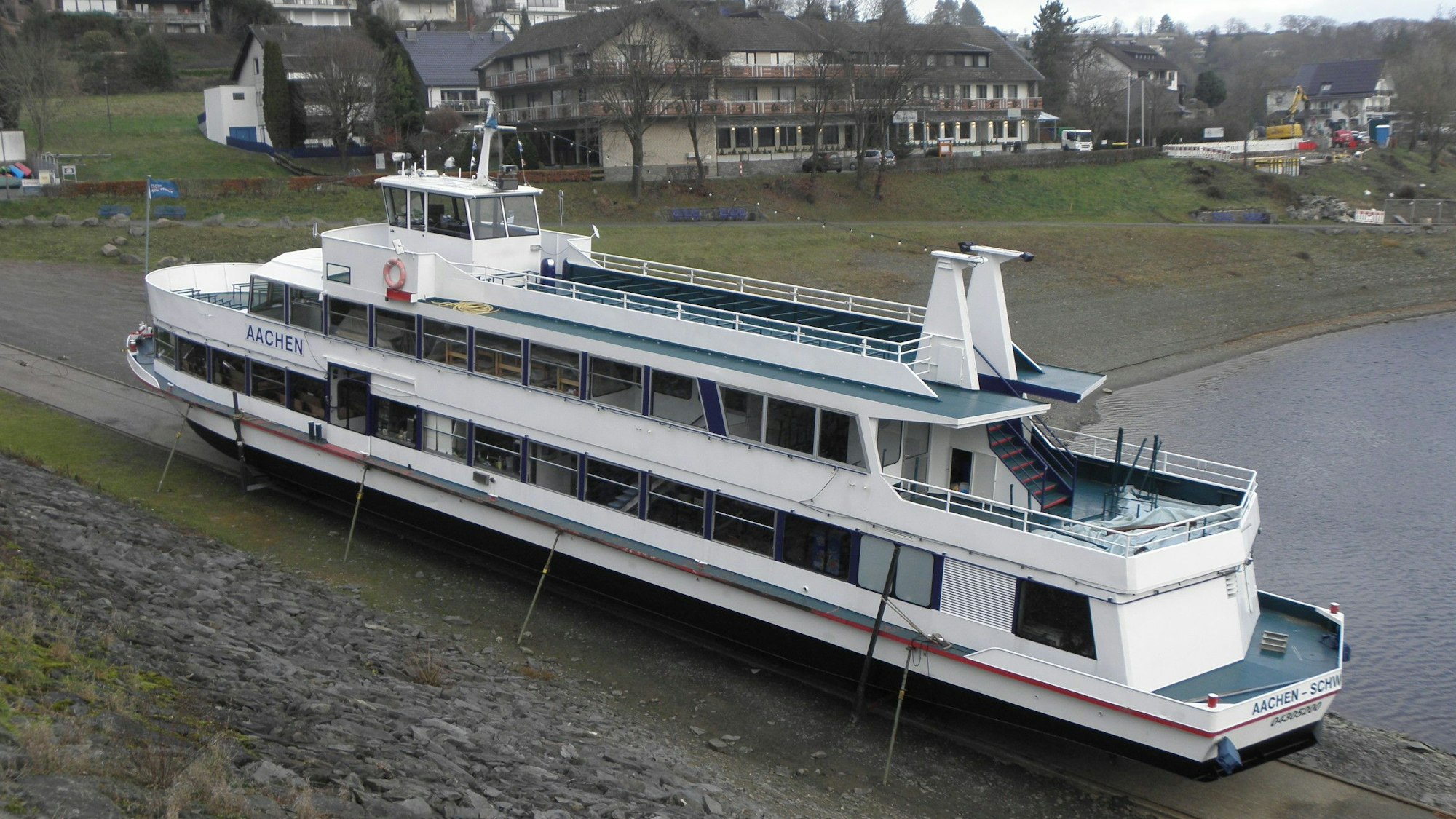 Das Rurseeschiff Aachen liegt am Rursee auf dem Trockenen.