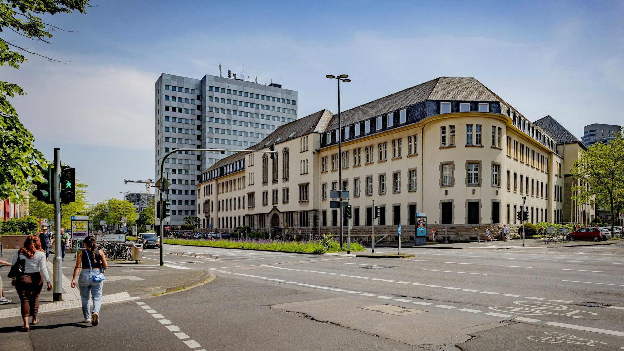Die frühere Oberfinanzdirektion besteht unter anderem aus Altbau und Hochhaus.