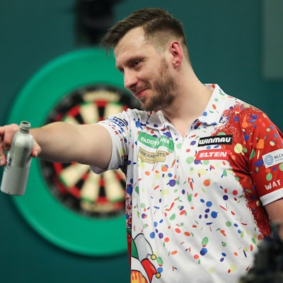 Dartspieler Florian Hempel im Aktion.