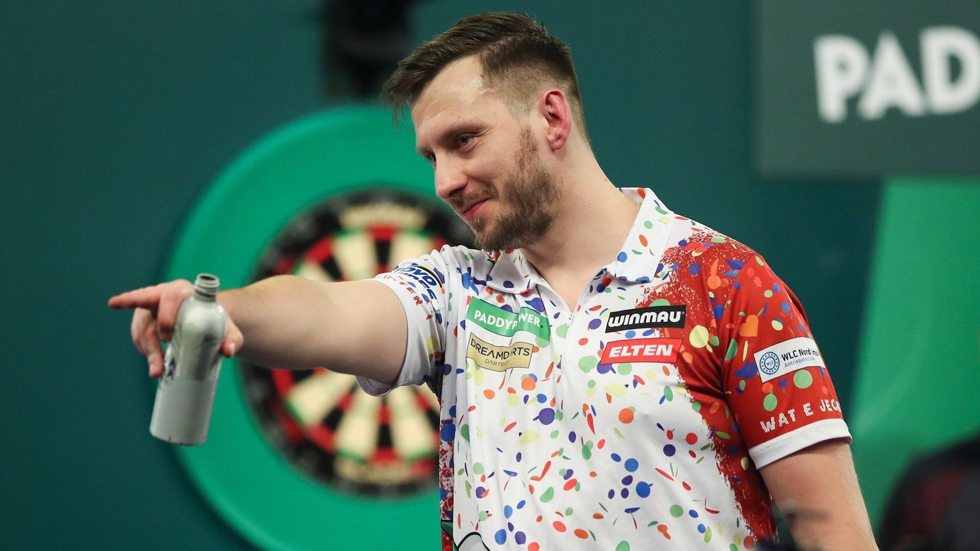 Dartspieler Florian Hempel im Aktion.