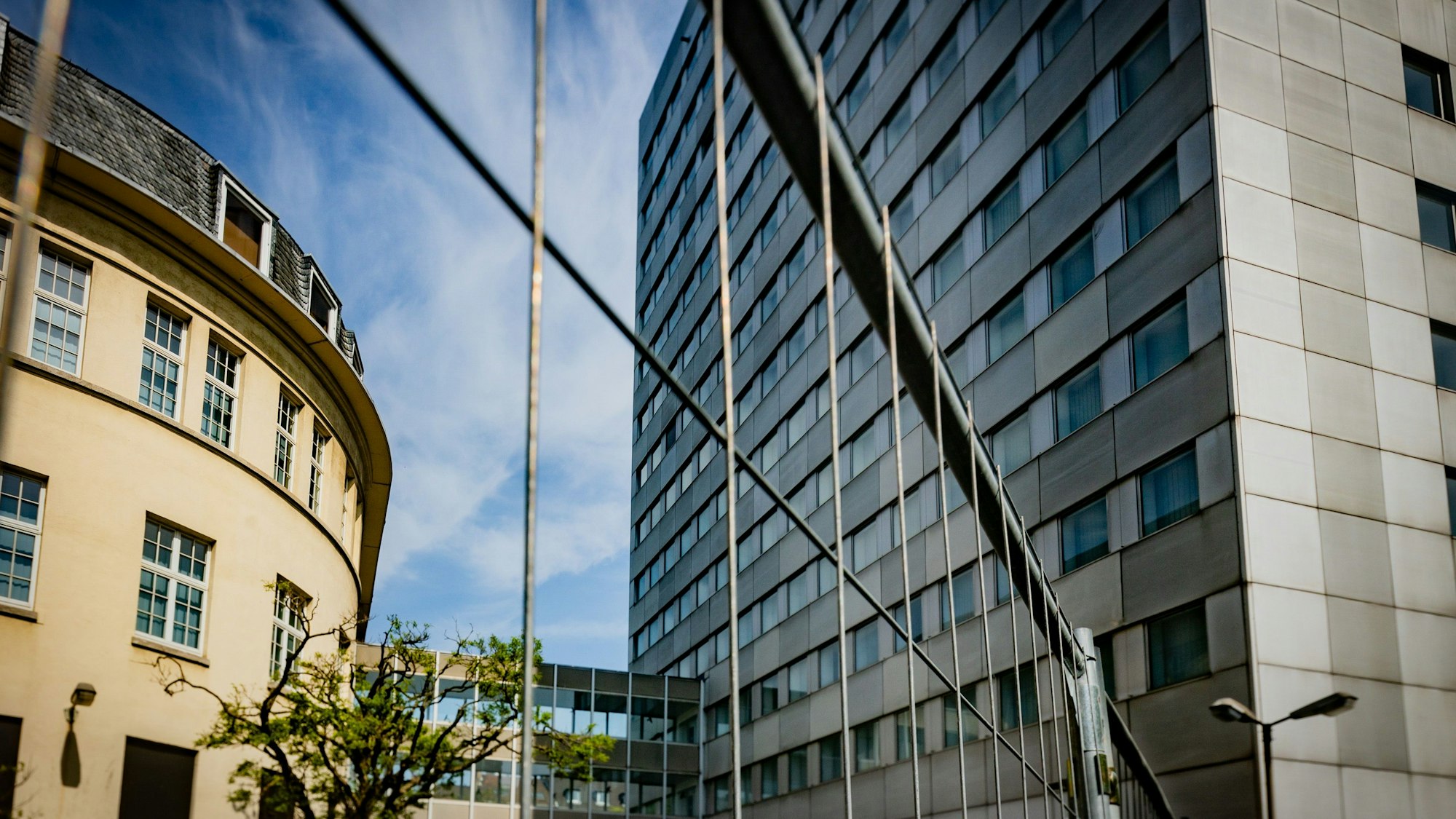 Bauzäune umringen das Grundstück mit den leerstehenden Gebäuden an der Riehler Straße.