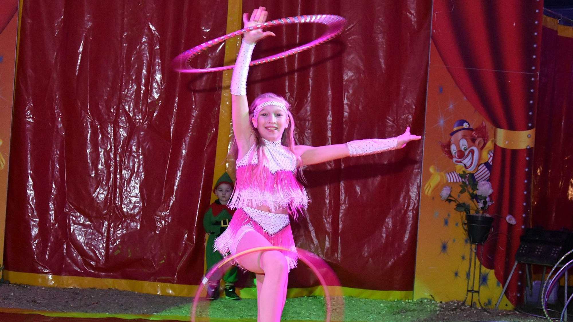 Eine junge Artistin mit Reifen.