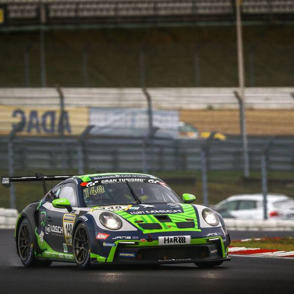 Der Porsche von Tobias Müller fährt durch eine Kurve.