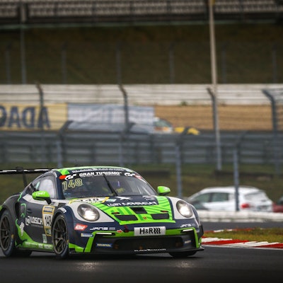 Der Porsche von Tobias Müller fährt durch eine Kurve.