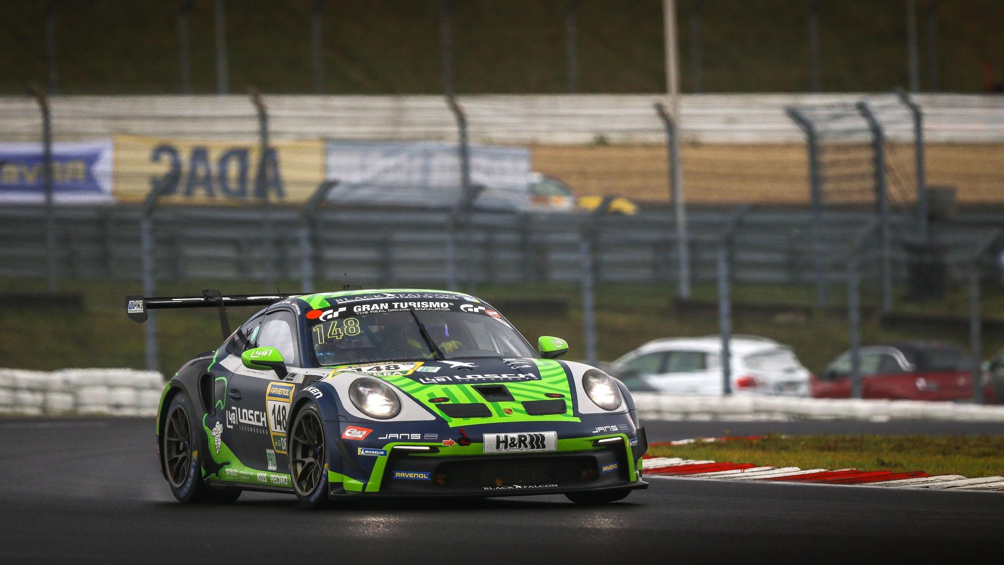 Der Porsche von Tobias Müller fährt durch eine Kurve.