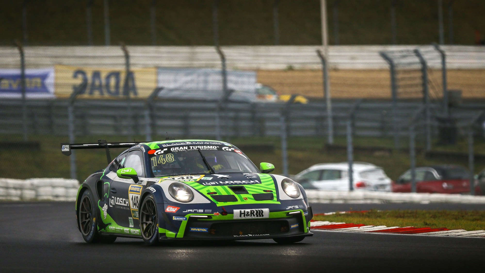 Der Porsche von Tobias Müller fährt durch eine Kurve.