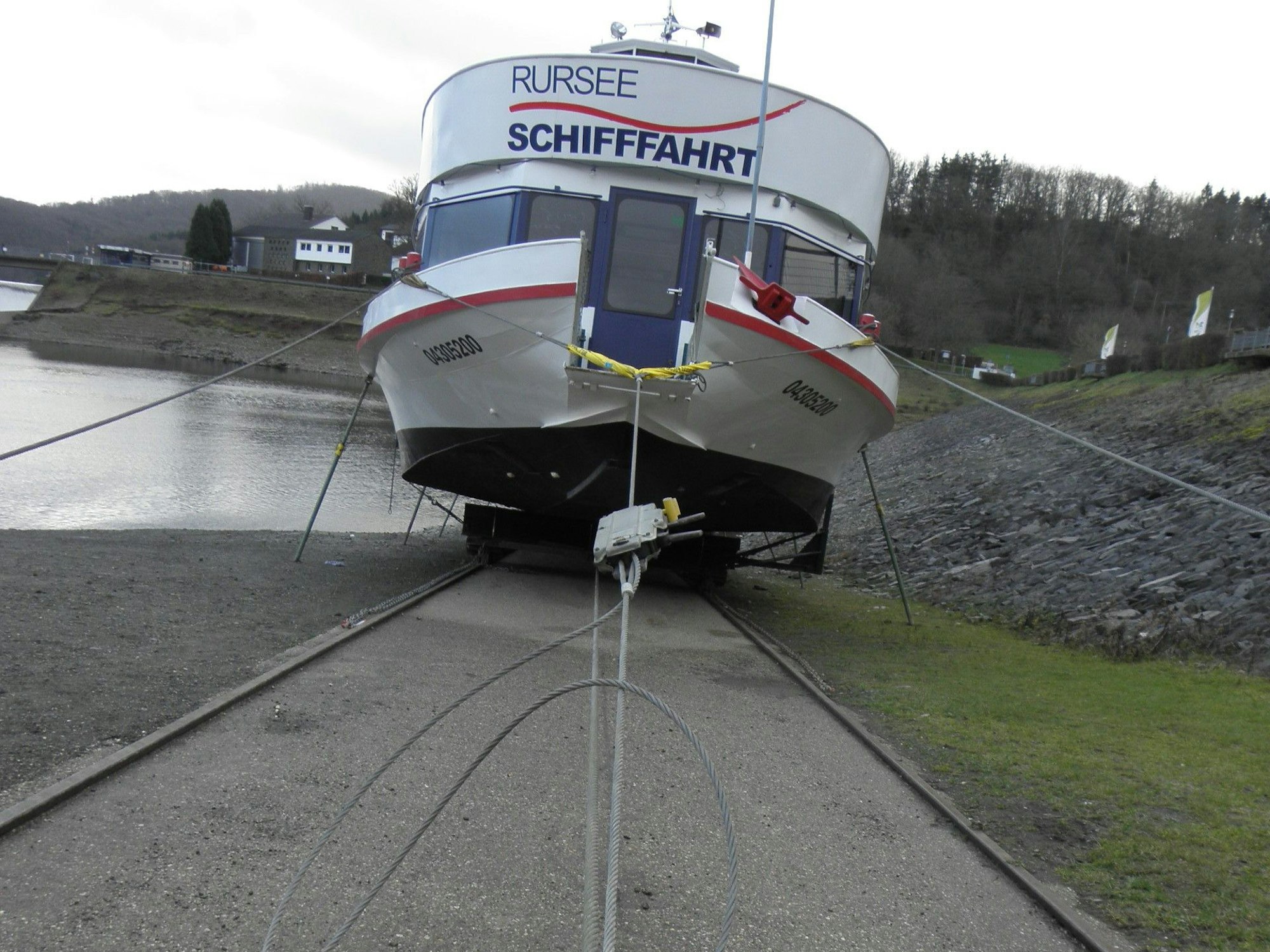 Das Schiff Aachen liegt am Rursee auf dem Trockenen. Es wird mit dicken Stahlseilen festgehalten.