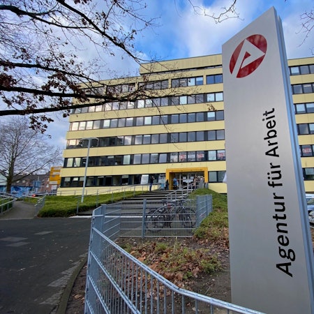 Zu sehen ist das Gebäude der Agentur für Arbeit in Brühl.