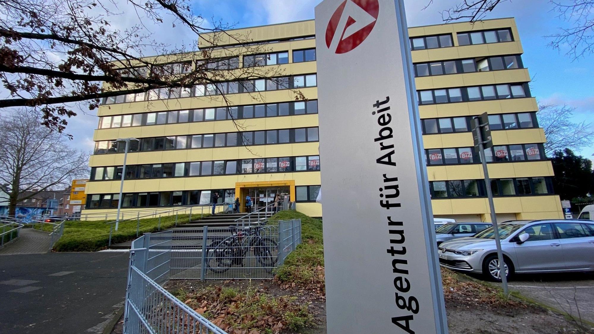 Zu sehen ist das Gebäude der Agentur für Arbeit in Brühl.