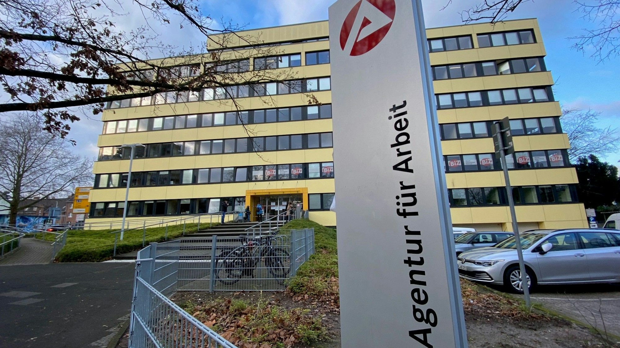 Zu sehen ist das Gebäude der Agentur für Arbeit in Brühl.