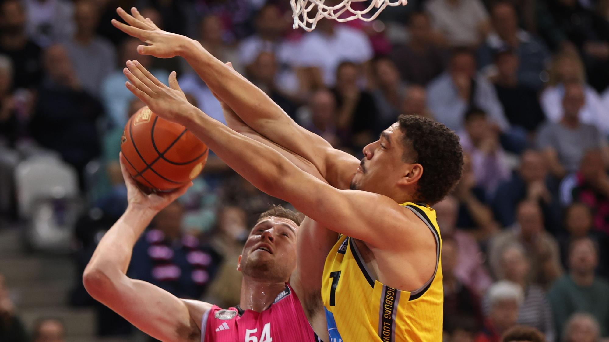 Thomas Kennedy (links) ackert unter den Brettern, doch die Rebounds sind derzeit der Schwachpunkt der Baskets.