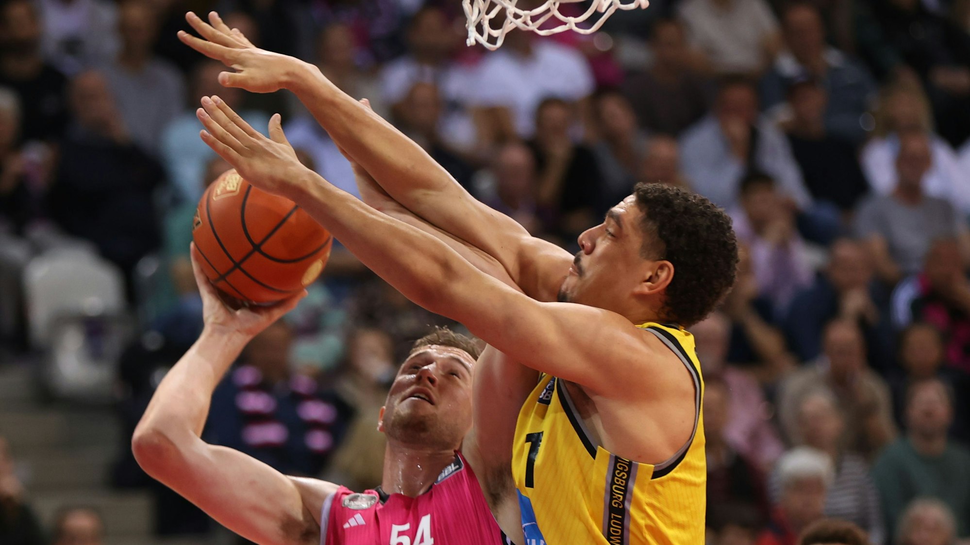 Thomas Kennedy (links) ackert unter den Brettern, doch die Rebounds sind derzeit der Schwachpunkt der Baskets.