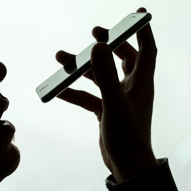 Ein Mann spricht in sein iPhone. Im Rechtsstreit um das mutmaßliche Mithören von Privatgesprächen seiner Nutzer durch seinen Sprachassistenten Siri hat Apple einer Zahlung von 95 Millionen Dollar (92 Millionen Euro) zugestimmt. (Symbolbild)