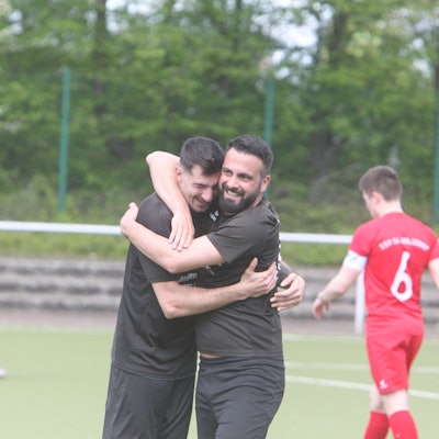 Wieder vereint: Deniz Durmus (links) und Fatih Tuysuz vom Bezirksligisten 1. FC Niederkassel.