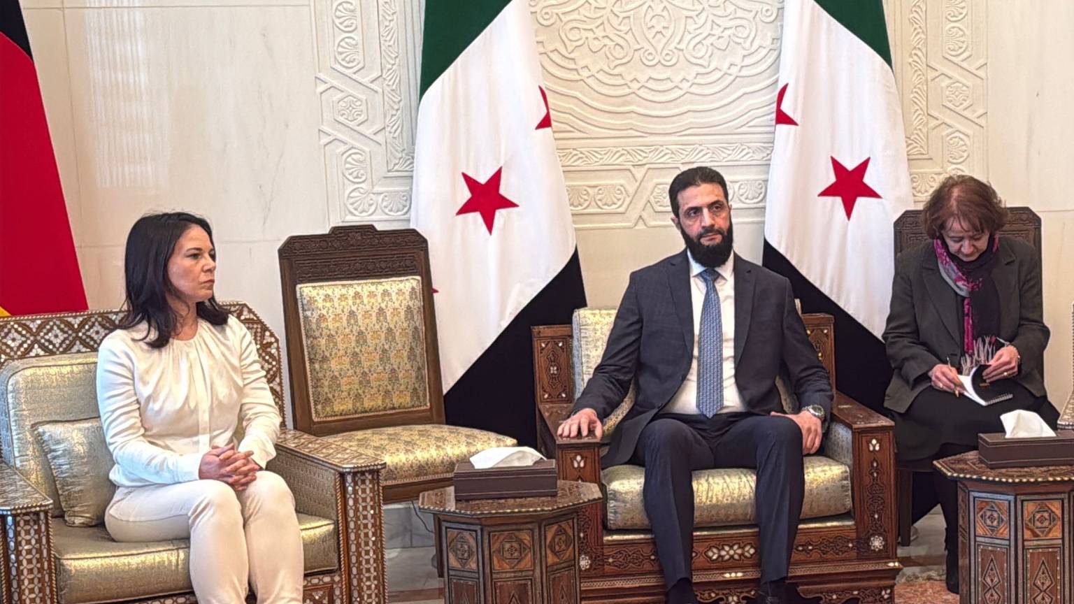 Syrien, Damaskus: Außenministerin Annalena Baerbock trifft sich mit dem neuen syrischen Machthaber Ahmed al-Scharaa im Präsidentenpalast in Damaskus.