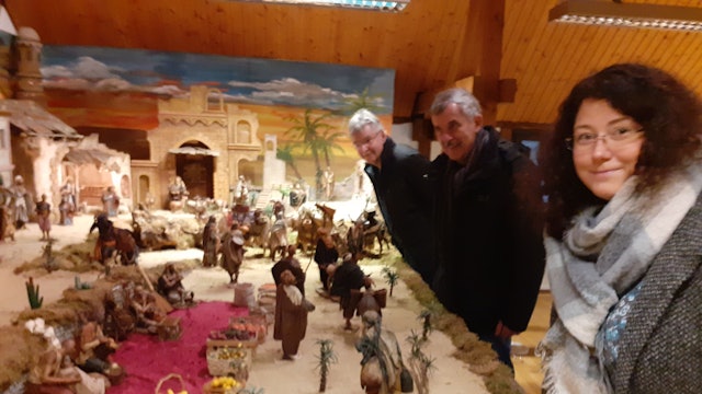 In der Burg Overbach: Die Krippenweg-Initiatoren (v.l.) Karl-Heinz Dederich, Toni Fronczak (beide Much Marketing) und Patricia Wermeister (Much Tourismus) an der Orientalischen Krippe.