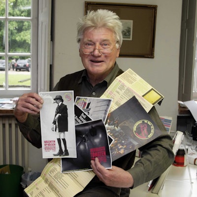 Elmar Buck hält verschiedene Bilder in der Hand