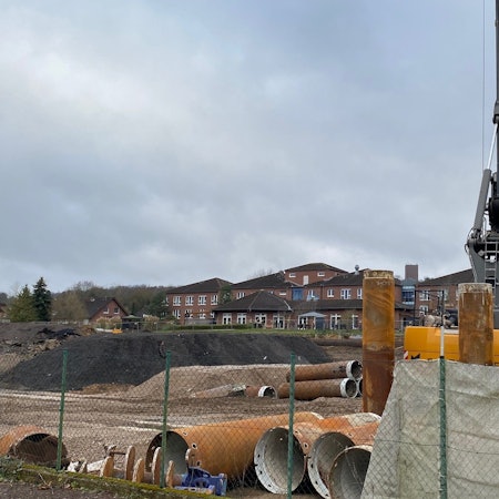 Zu sehen ist das Areal, auf dem die Feuerwache entsteht. Im Hintergrund sieht man das Seniorenheim Johannesstift.