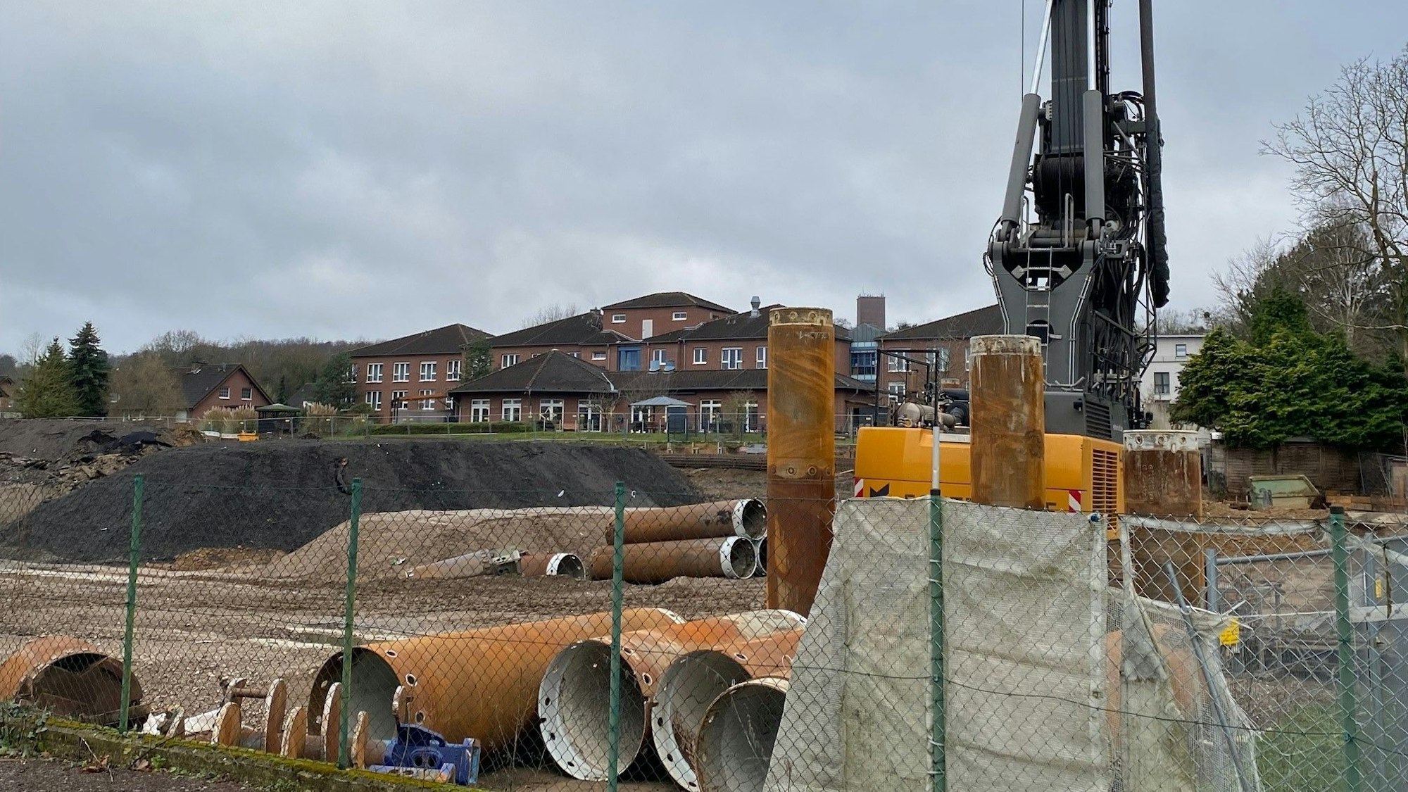 Zu sehen ist das Areal, auf dem die Feuerwache entsteht. Im Hintergrund sieht man das Seniorenheim Johannesstift.