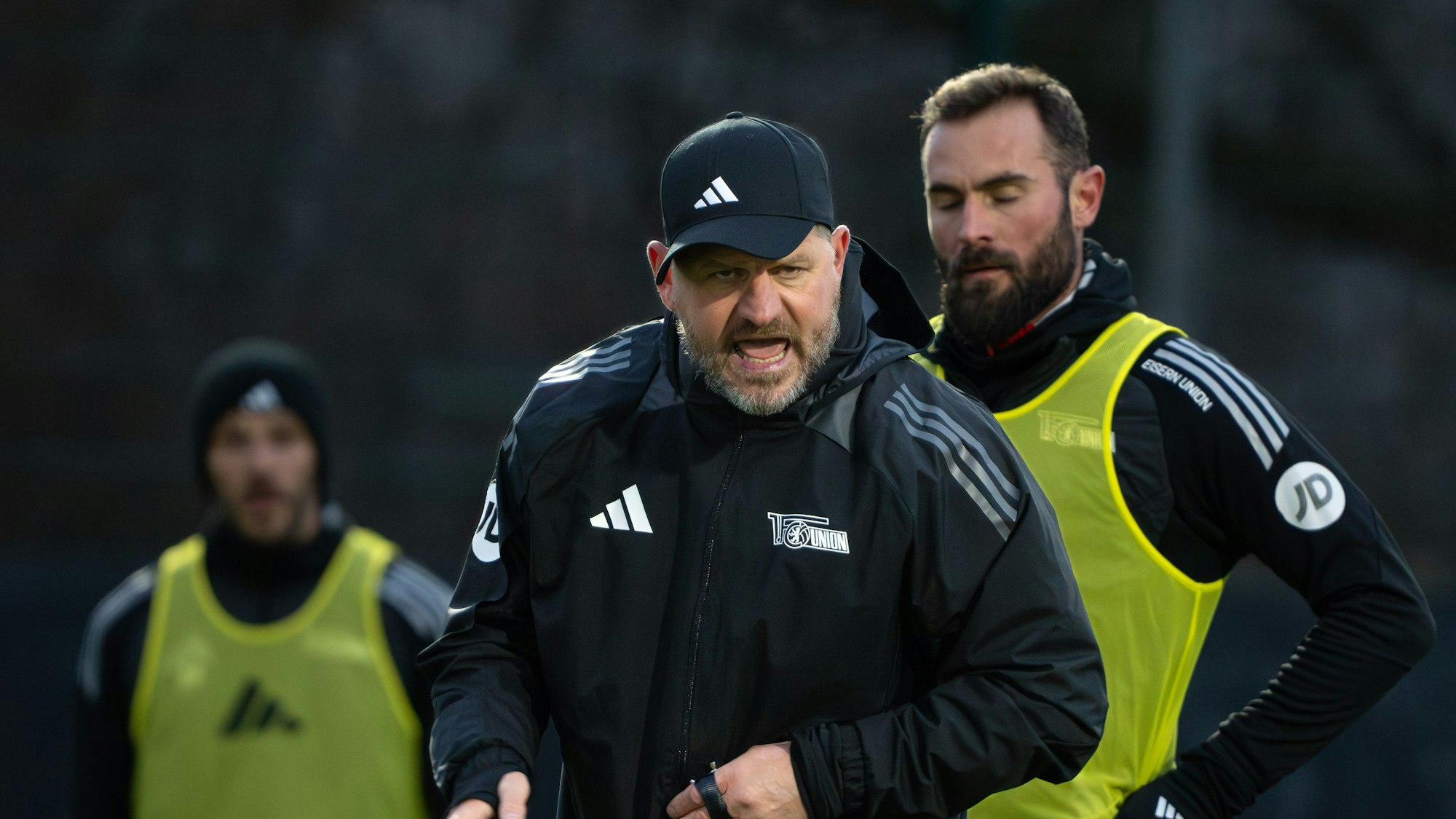 Steffen Baumgart, neuer Trainer des 1. FC Union Berlin, ruft während des ersten Trainings im Jahr Anweisungen.