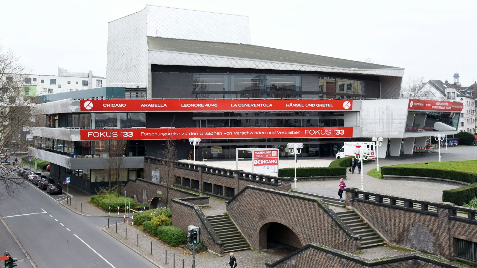 Blick auf das Bonner Opernhaus am Rhein (Archivfoto).