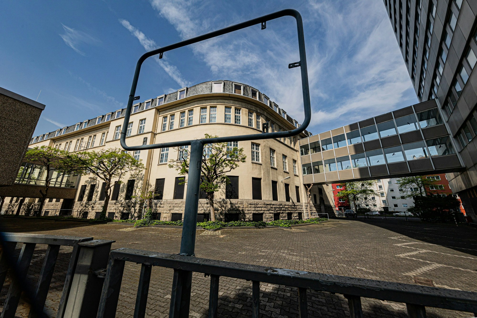 Der Blick auf einen der Innenhöfe auf dem Grundstück der leerstehenden Oberfinanzdirektion.