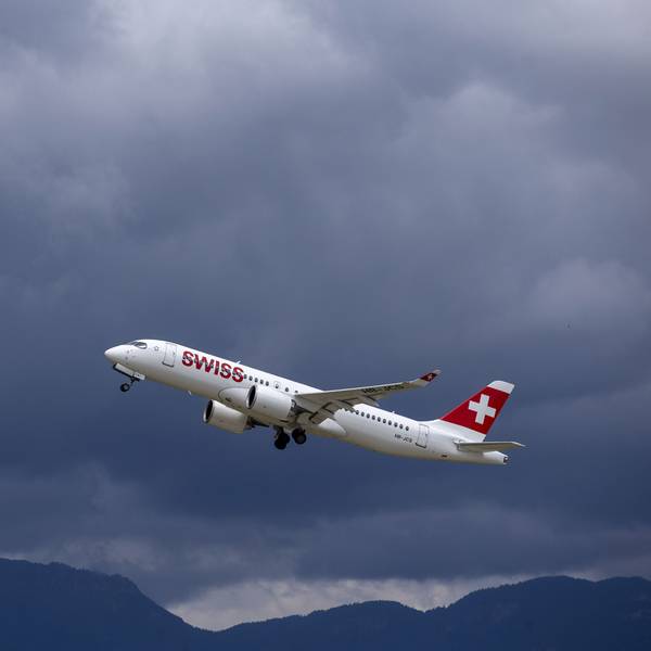 Ein Airbus A220-300 (HB-JCS) von Swiss Air hebt ab.