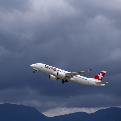 Ein Airbus A220-300 (HB-JCS) von Swiss Air hebt ab.