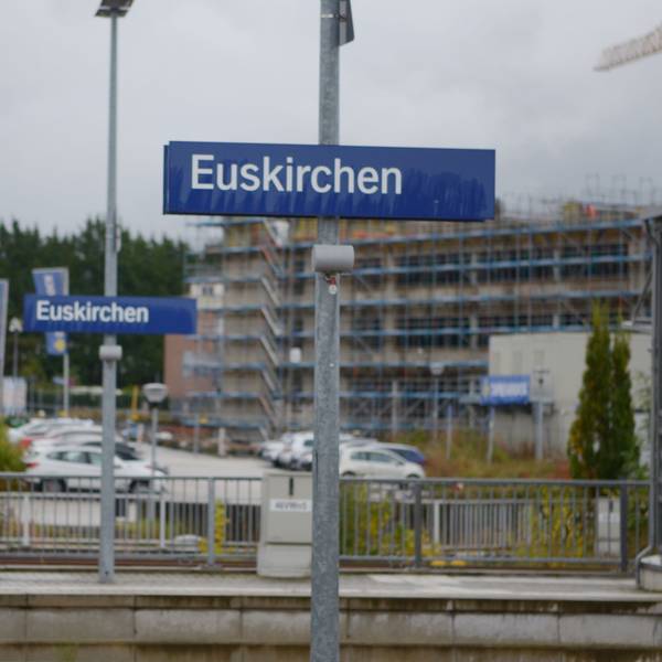 Auf zwei Schildern, die jeweils auf einem Bahnsteig platziert sind, steht der Ortsname Euskirchen.