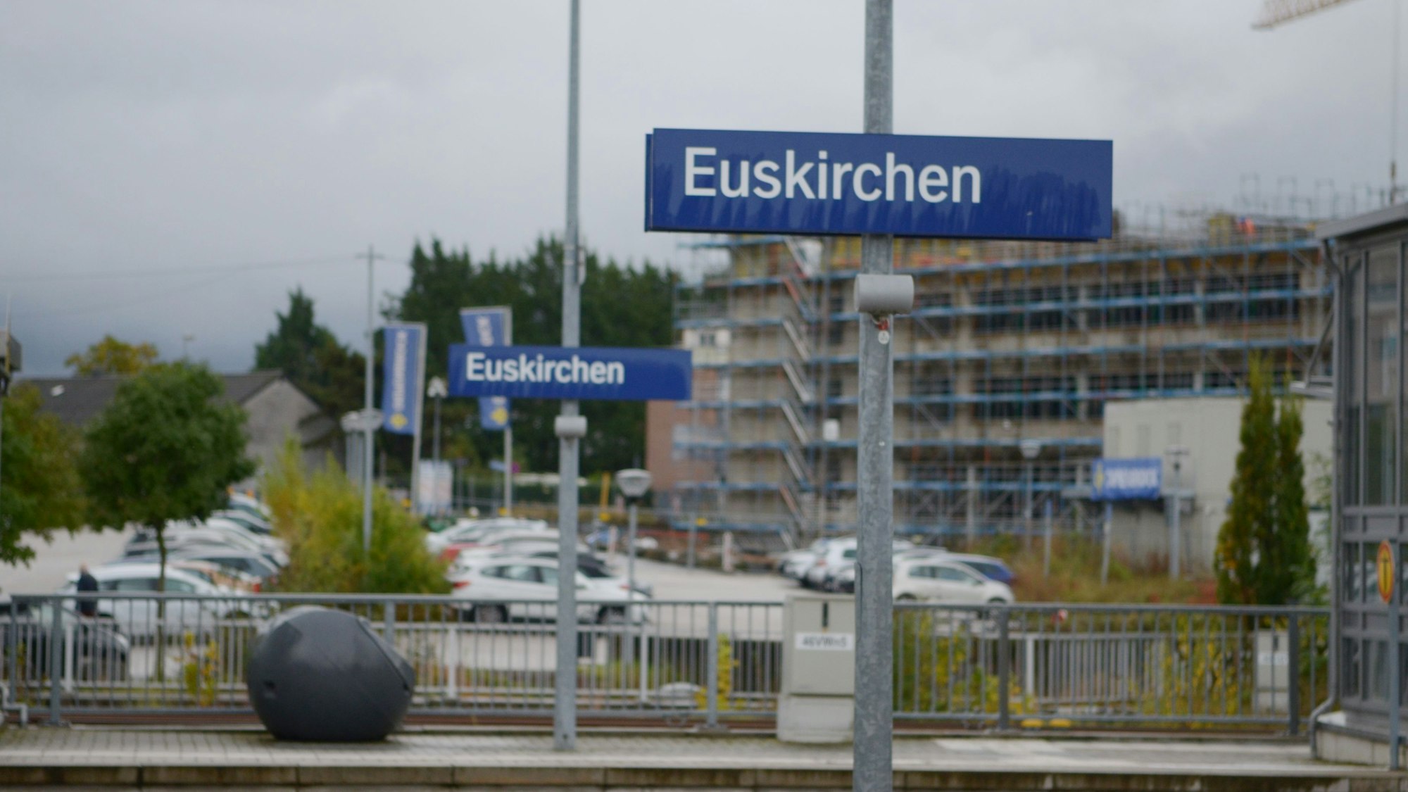 Auf zwei Schildern, die jeweils auf einem Bahnsteig platziert sind, steht der Ortsname Euskirchen.
