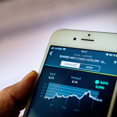 Fondssparpläne gelten als solide Basis für die Altersvorsorge. Stiftung Warentest hebt ETFs als optimalen Vermögensaufbau hervor.