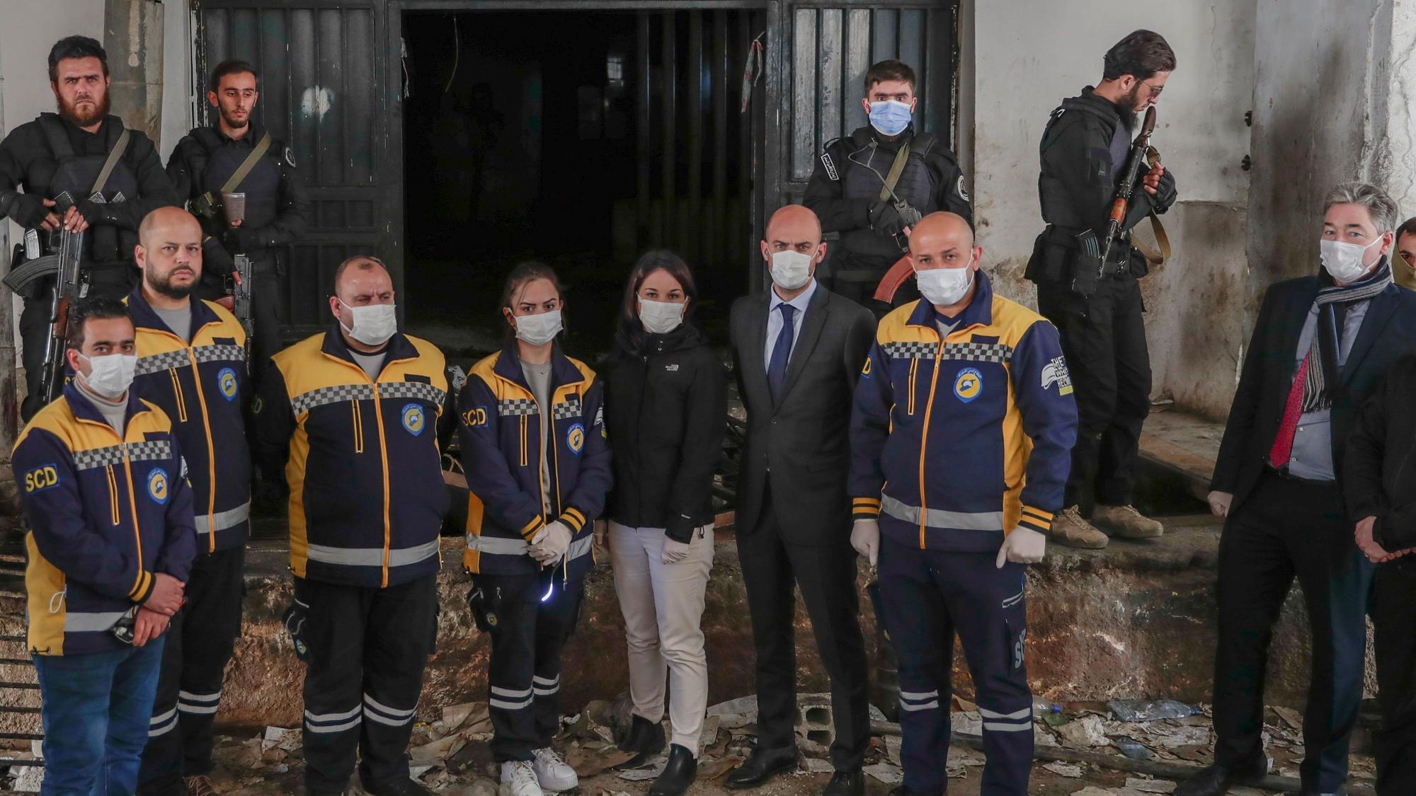 Die deutsche Außenministerin Annalena Baerbock (M) und der französische Außenminister Jean-Noël Barrot, Mitte rechts, stehen für ein Foto mit Vertretern der Weißhelme.