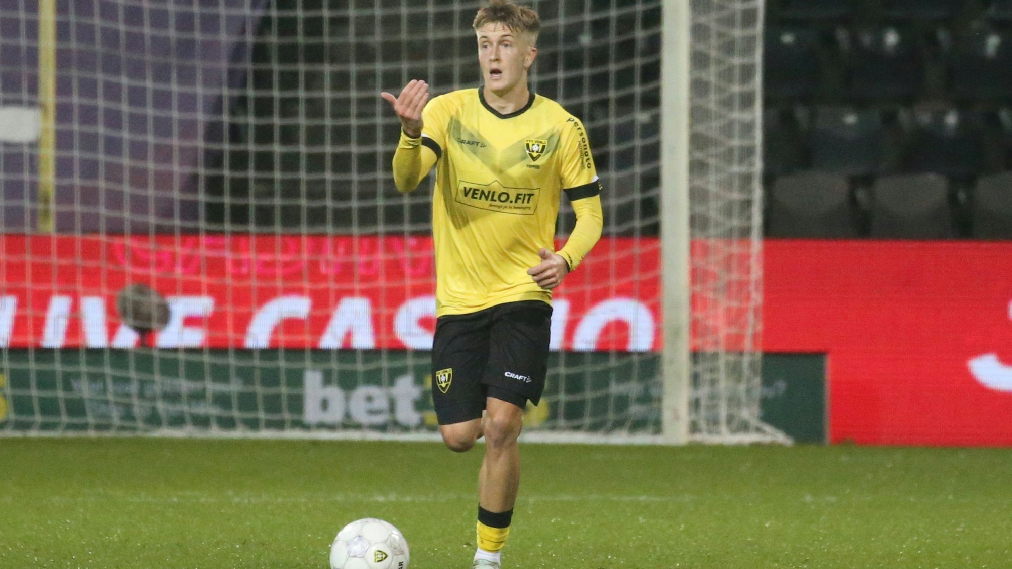 Venlo, Niederlande 25. Oktober 2024: Eerste Divisie - 2024/2025 - VVV Venlo vs. FC Den Bosch Im Bild: Paul Pöpperl / Poepperl VVV Venlo gestikuliert auf dem Spielfeld. Covebo Stadion De Koel *** Venlo, Netherlands October 25, 2024 Eerste Divisie 2024 2025 VVV Venlo vs FC Den Bosch In the picture Paul Pöpperl Poepperl VVV Venlo gestures on the pitch Covebo Stadion De Koel Copyright: xFotostandx/xvanxderxVeldenx