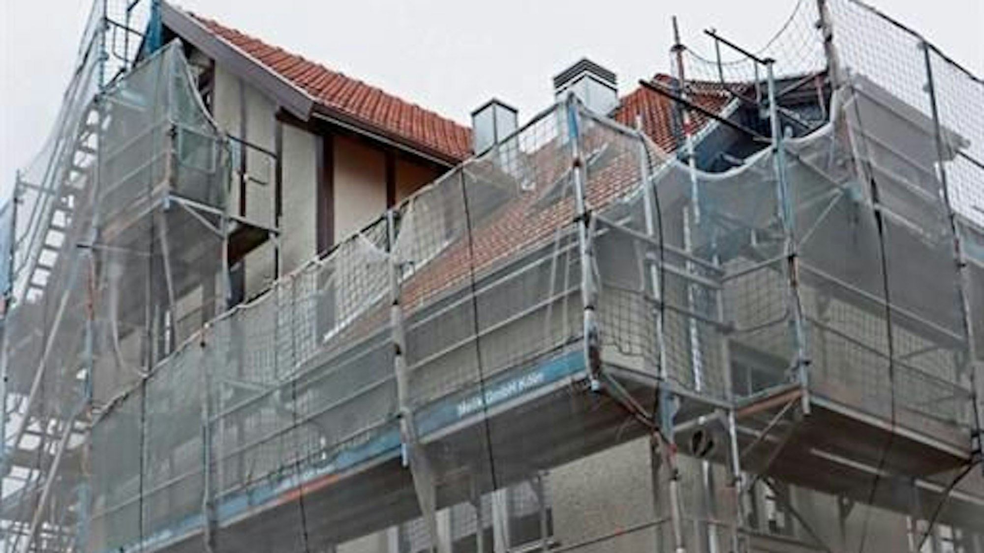 Ein eingerüstetes Gebäude.