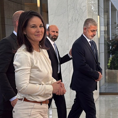 03.01.2025, Syrien, Damaskus: Außenministerin Annalena Baerbock (l) trifft sich mit dem neuen syrischen Machthaber Ahmed al-Scharaa (r) im Präsidentenpalast in Damaskus. Außenministerin Annalena Baerbock ist rund vier Wochen nach dem Sturz von Langzeit-Machthaber al-Assad zu einem überraschenden Besuch in Syrien. Foto: Jörg Blank/dpa +++ dpa-Bildfunk +++