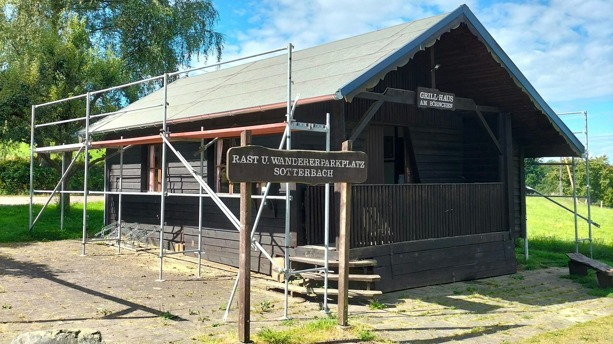 Dachsanierung des Dorfhauses in Reichshof-Sotterbach.
