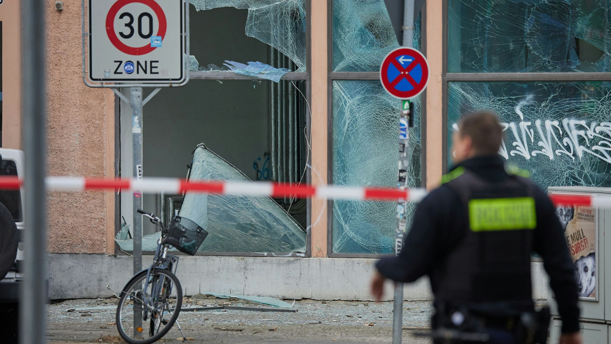 Durch die Explosion einer mutmaßlichen Kugelbombe sind in Berlin zahlreiche Fensterscheiben in der Vorbergstraße im Stadtteil Schöneberg zu Bruch gegangen.