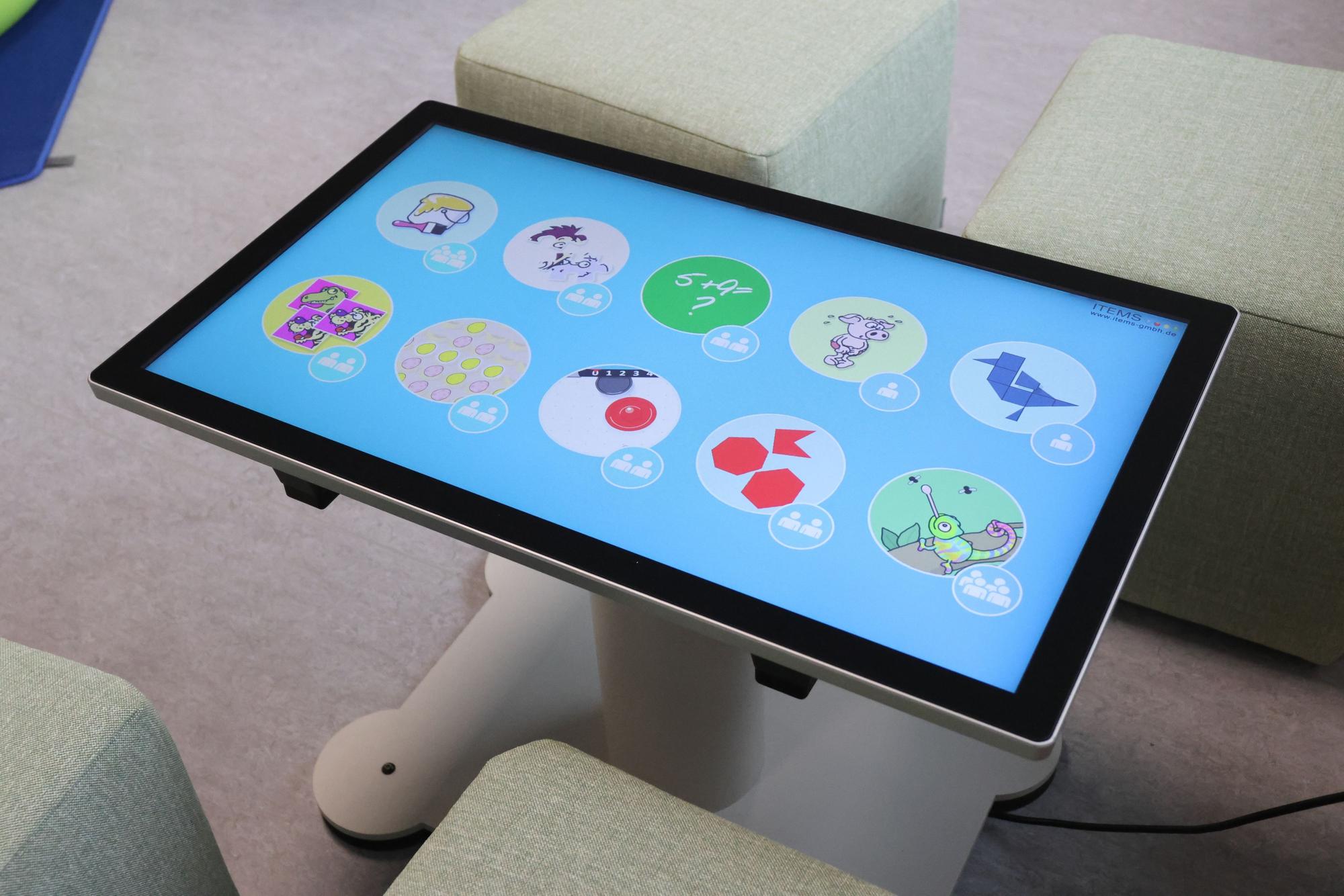 Ein Tablet auf einem Ständer zeigt verschiedene Symbole.