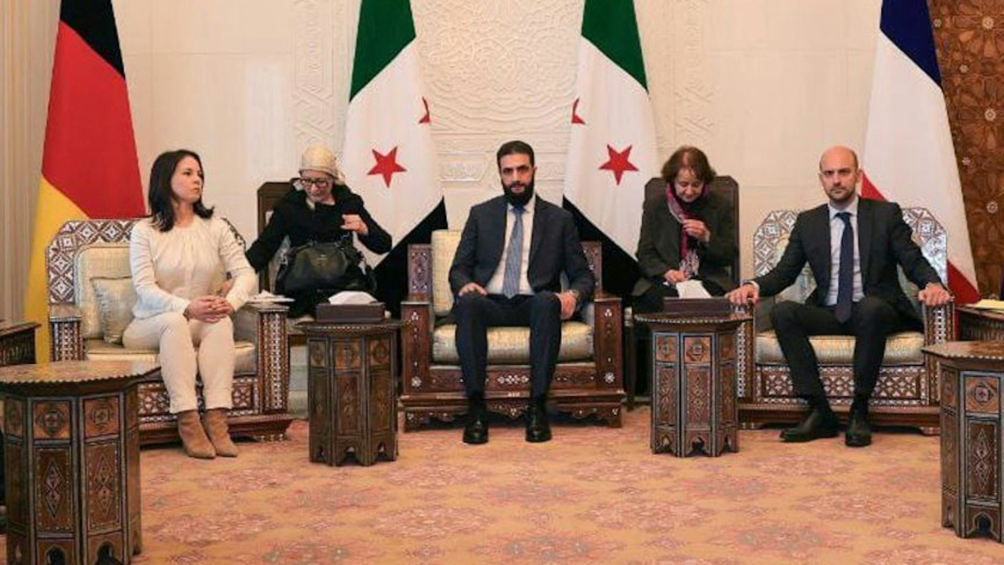 HANDOUT - 03.01.2025, Syrien, Damaskus: Auf diesem von der amtlichen syrischen Nachrichtenagentur SANA veröffentlichten Foto sitzt Außenministerin Annalena Baerbock (l) und ihr französischer Amtskollege Jean-Noël Barrot (r) mit dem neuen syrischen Machthaber Ahmed al-Scharaa.