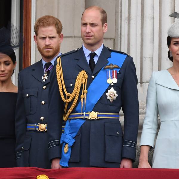 Herzogin Meghan (l-r), Prinz Harry, Prinz William und Herzogin Kate stehen auf dem Balkon des Buckingham-Palasts.
