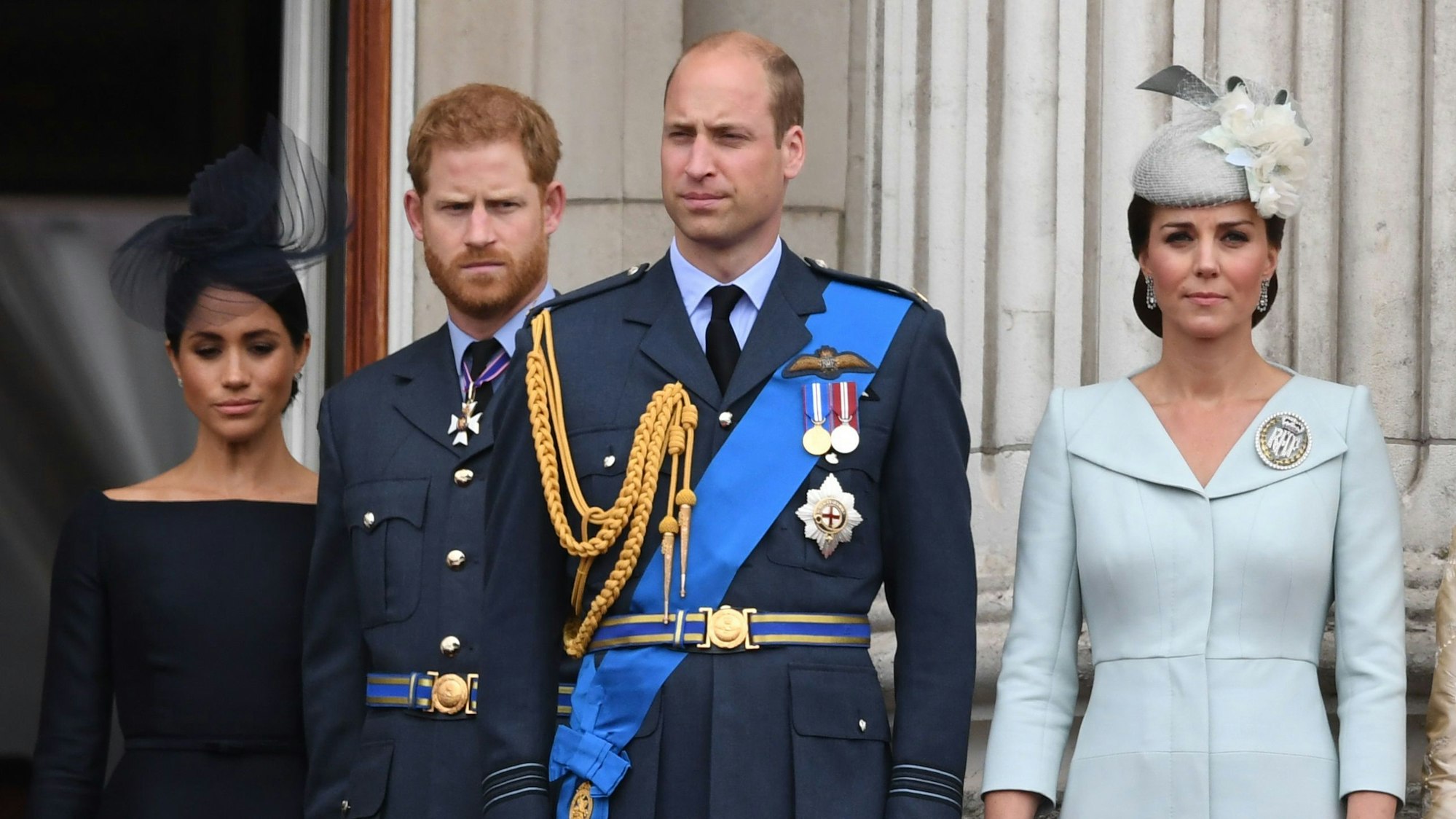 Herzogin Meghan (l-r), Prinz Harry, Prinz William und Herzogin Kate stehen auf dem Balkon des Buckingham-Palasts.