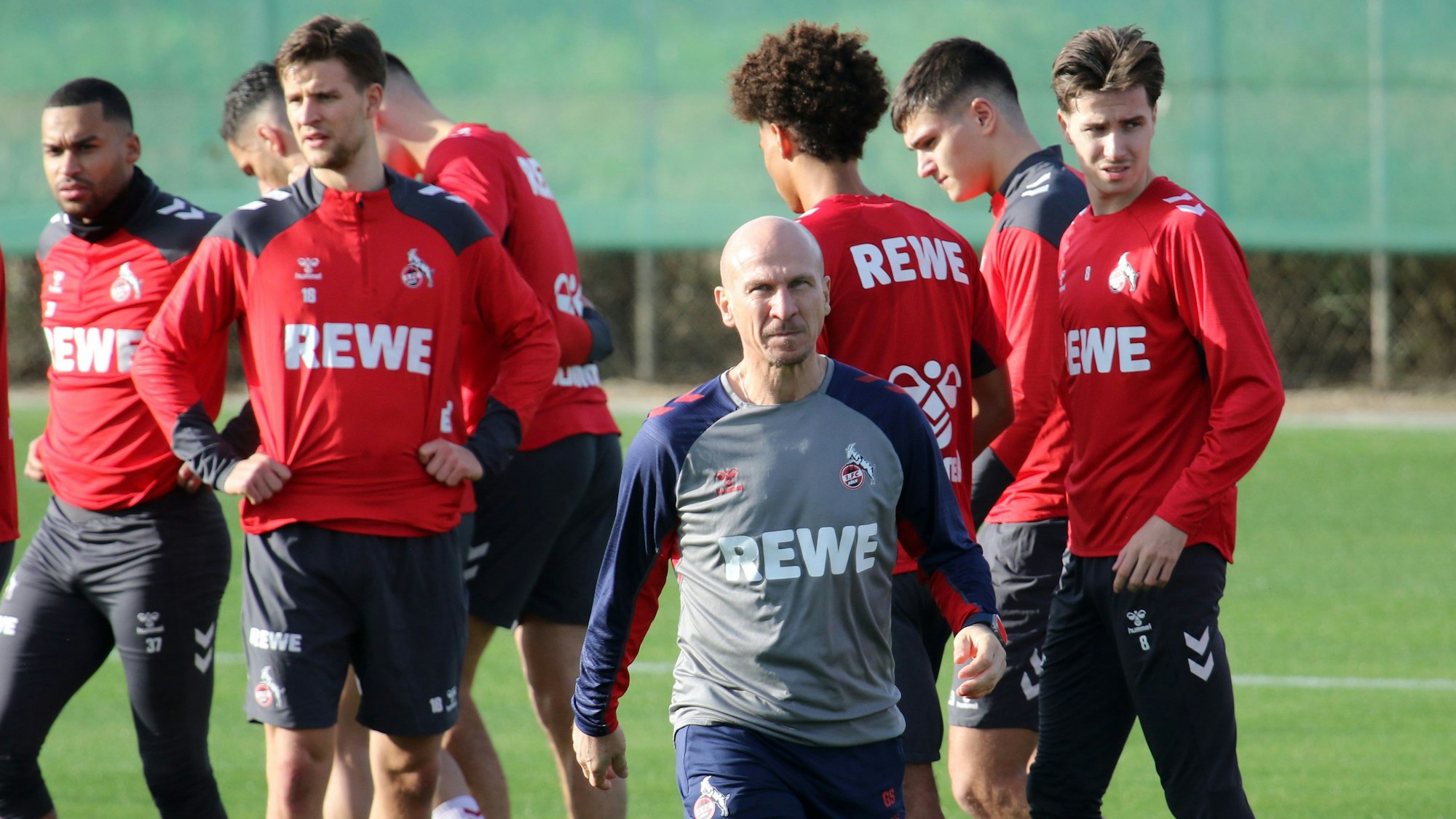 Es geht los: FC-Trainer Gerhard Struber und sein Team bei der Arbeit im Estepona Football Center.
